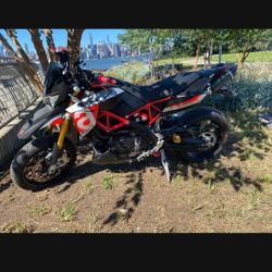 APRILIA DORSODURO (contact info removed) MOTORCYCLE LOW MILEAGE FOR SALE