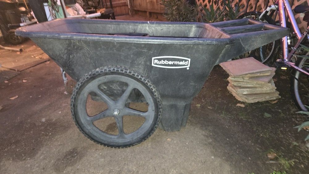 Rubbermaid Garden Cart. 