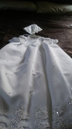 Girl 12 months christening dress with hat.Never worn.Tag still on it