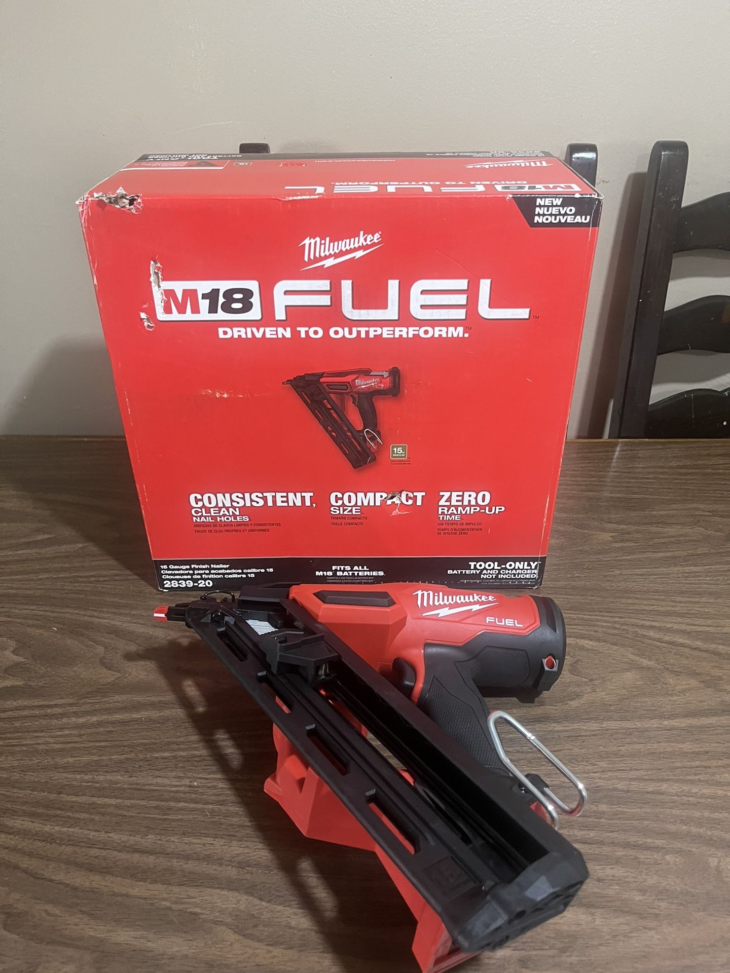 Milwaukee M18 Fuel 15 Gauge Angled Finish Nailer