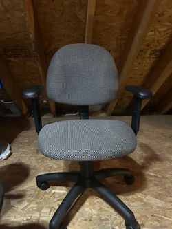 Swivel office chair