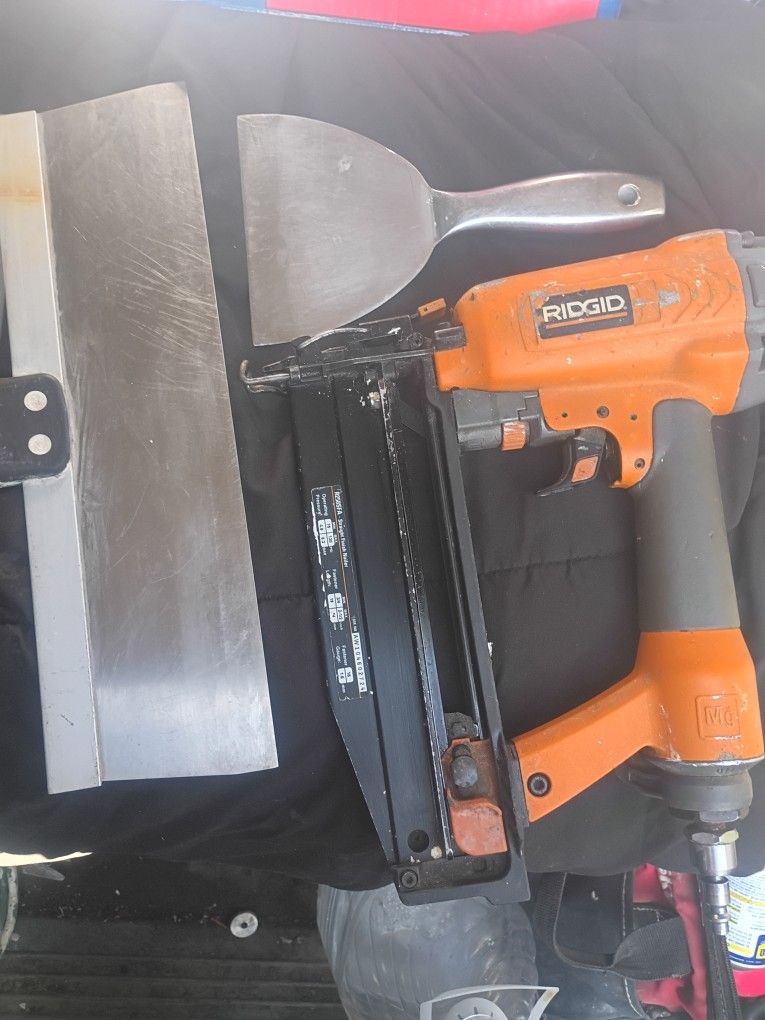 Rigid 16g Finish Brad Nailer/ 2 Taping Knives.
