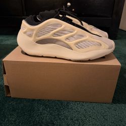 Yeezy 700 V3 Azael 2019 Size 9.5