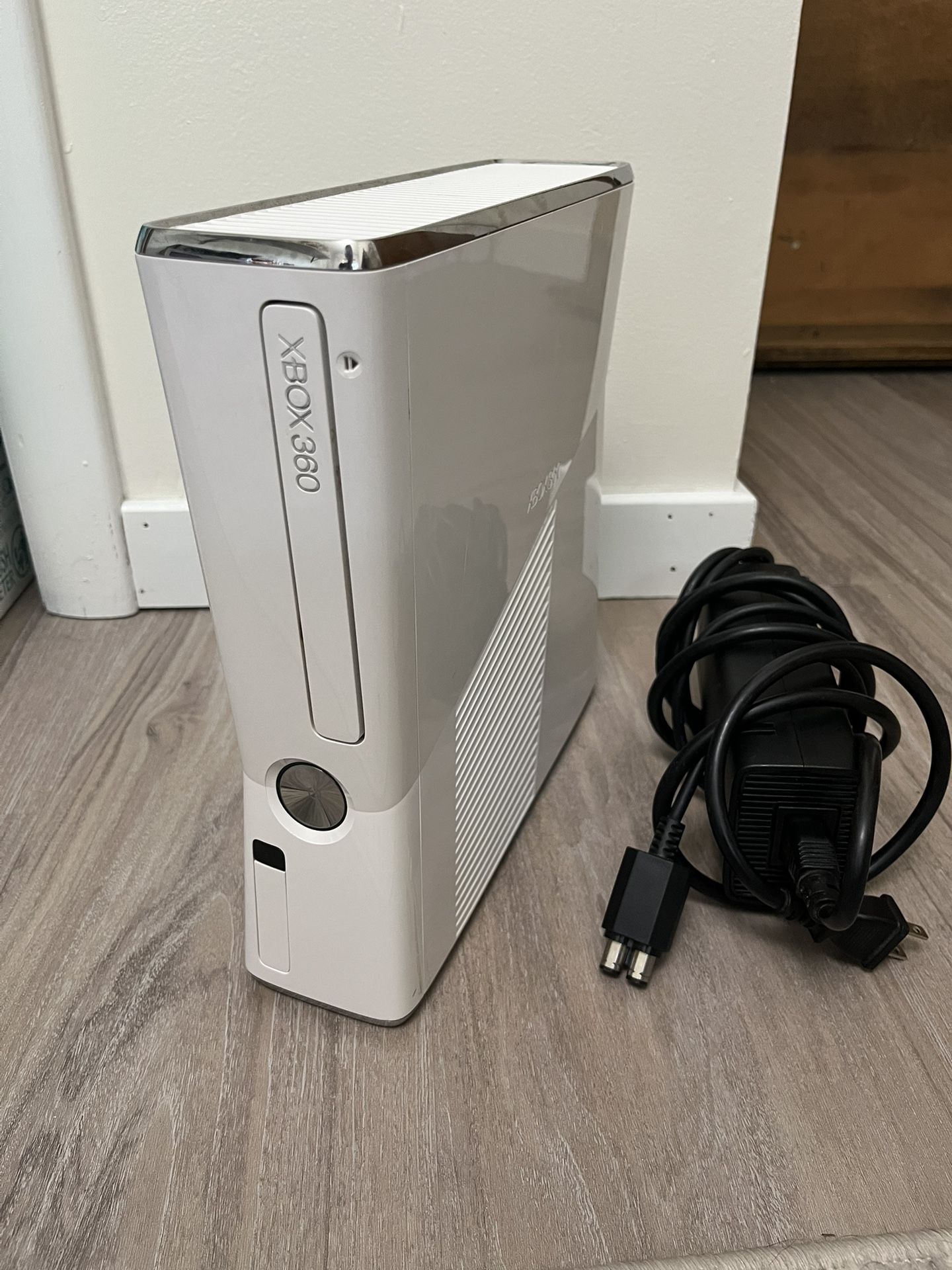 Microsoft Xbox 360 Slim White Console