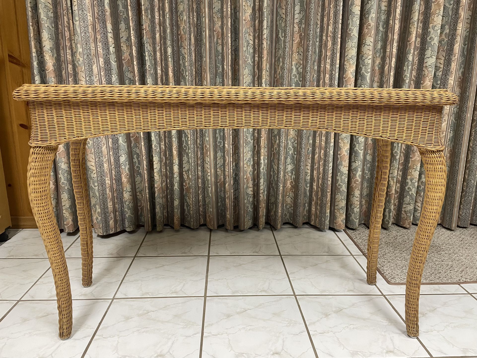 Traditional vintage Wicker Table