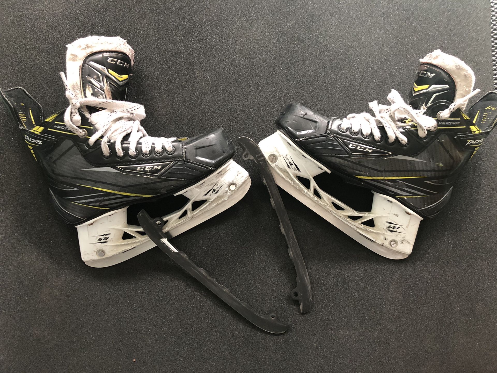 CCM HOCKEY SKATES SIZE 4 with spare Blade Black steel runners