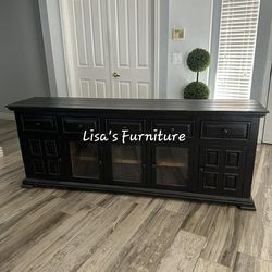 Beautiful Farmstyle Tv Stand/Console Table