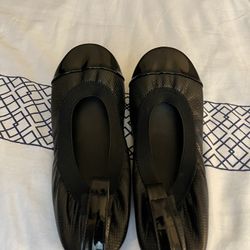 Very versatile Black flats. Basic staple as it can be worn for sny color of dress or outfit.