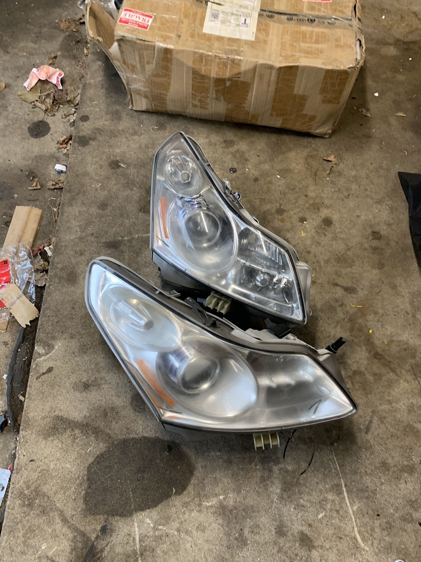 FOR PARTS!!!!!! Infiniti g37 g35 headlights for parts