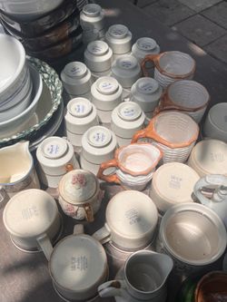 Various porcelain plates / teacups