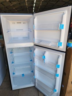 NEW Never Used Vissani
10.1 cu. ft. Top Freezer Refrigerator in Black Garage Ready