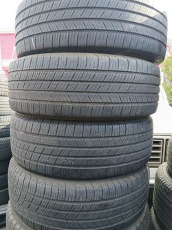 Tengo un set de llantas usadas 225 65 17 de la marca michelin