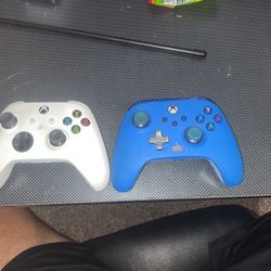 2 Xbox one controllers 