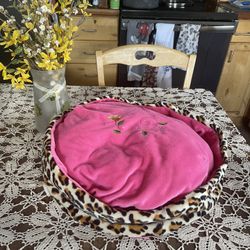 Pet Bed. ReversibleE. verett/Broadway/Melvin Avenue pick up area. Measurements are also in the pictures.