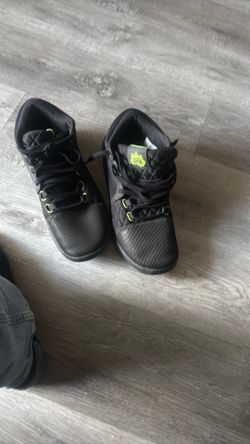 Nike LeBron Witness 8 en la combinación de colores Black/Volt (Negro/Voltio).size 11