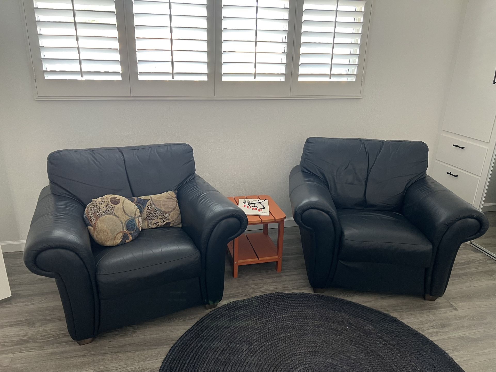 2 Oversized Leather Chairs With Matching Ottoman