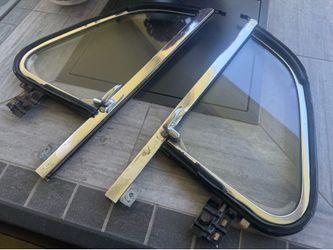 1967 VW Bug door vent windows. Great condition. This pair has been stored in my garage for almost 25 years and are in amazing condition. Latches are s