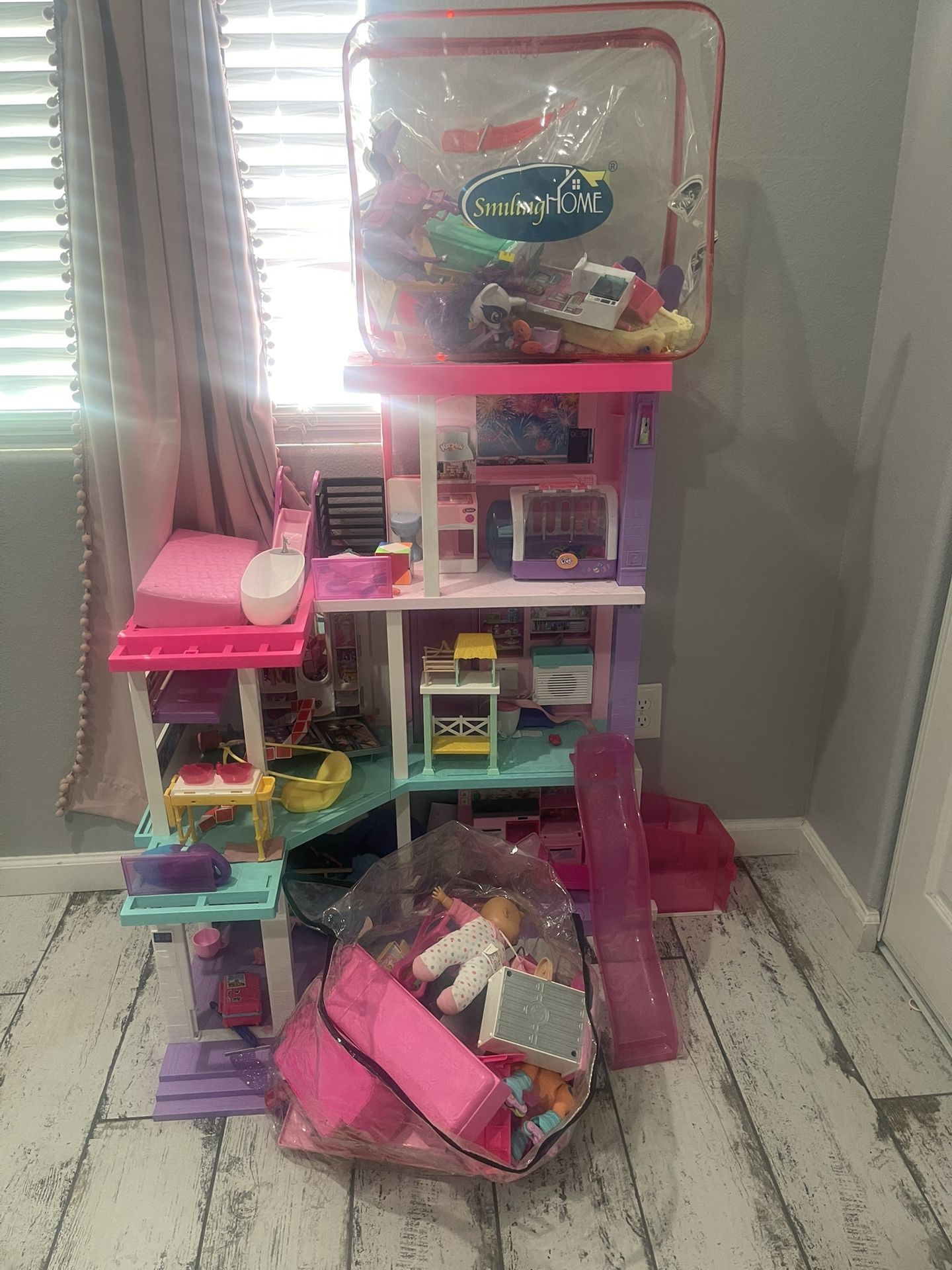 BARBIE HOUSE WITH TOYS INCLUDED