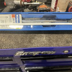 Brand new 3 H Dr. torque wrench 100 foot pounds