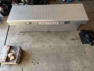 Truck bed tool box
