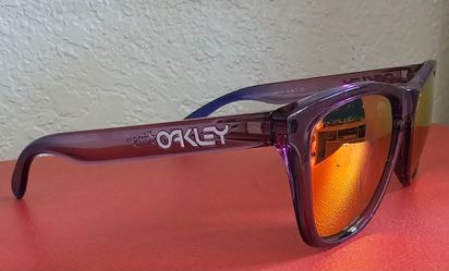 Sunglasses
Oakley
OO9013 Frogskins
Pre-owned 
Lenses to be replaced 
Frame Excellent condition 
Scratches on both lenses/middle sections