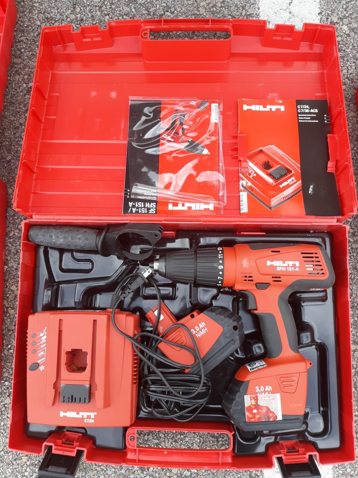 In great working condition, includes its original protective hard case, electric power tool, hammer drill setting