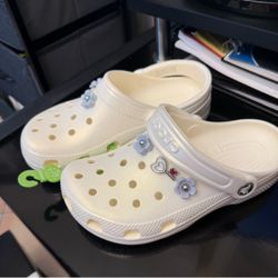 Crocs Classic Iridescent Charm Clog (Kids) ā Brand New with Jibbitz!