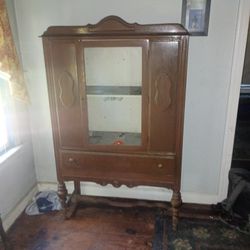 Old China Cabinet  Moving 50$