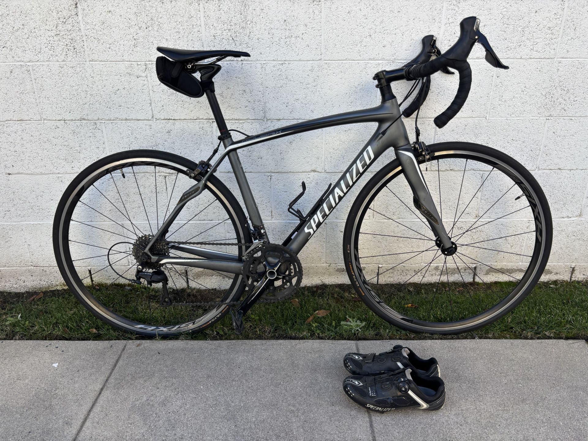 Awesome Specialized Roubaix  SL4 Carbon Fiber Road bike w/ Clip In Shoes