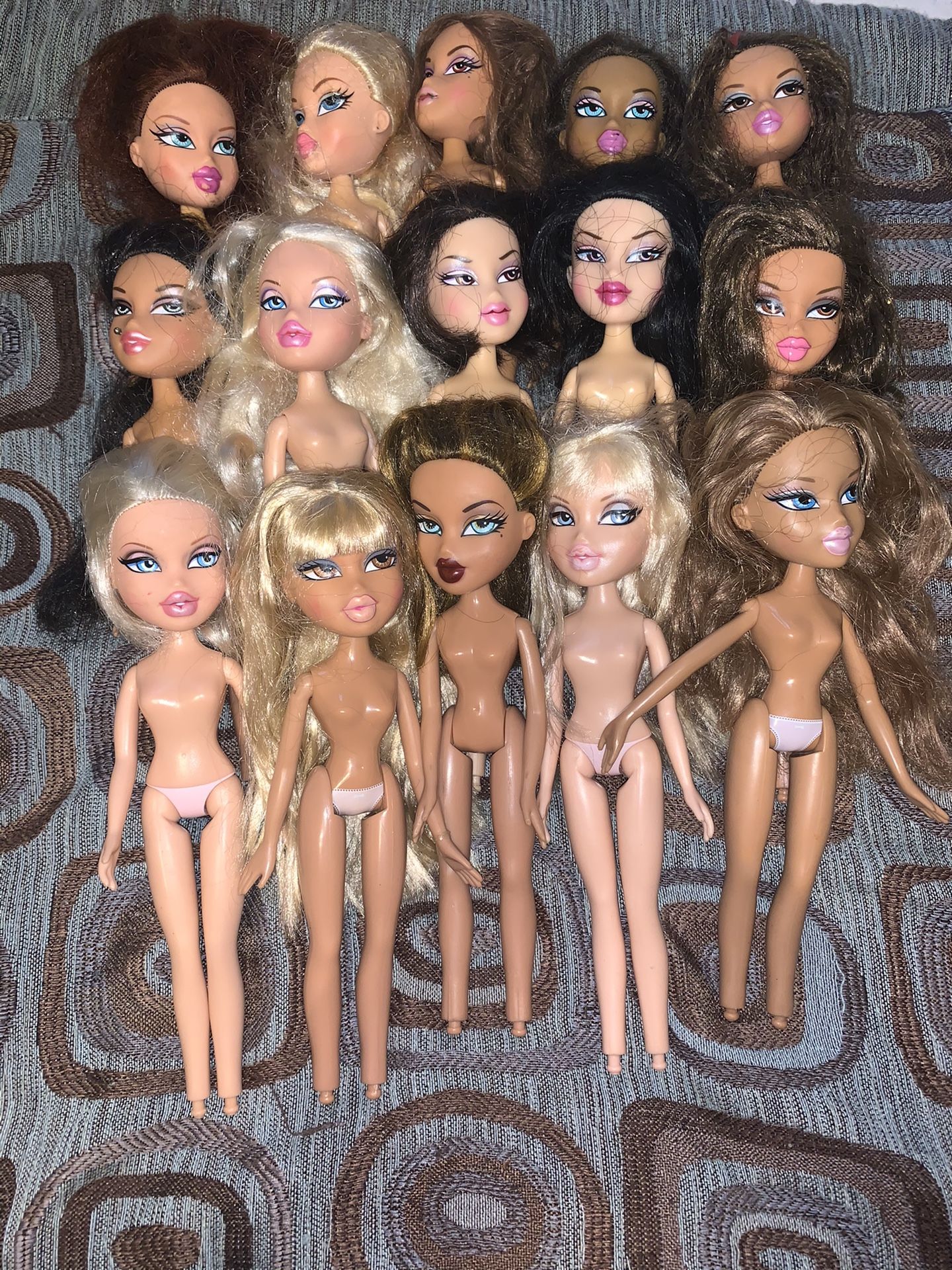 Lot of 15 pieces of used Bratz dolls.