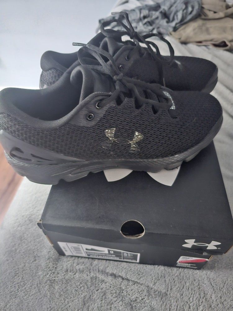 Mens Under Armour Shoes 9 Like New