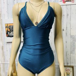 L) Beautiful and elegant one piece bikini.