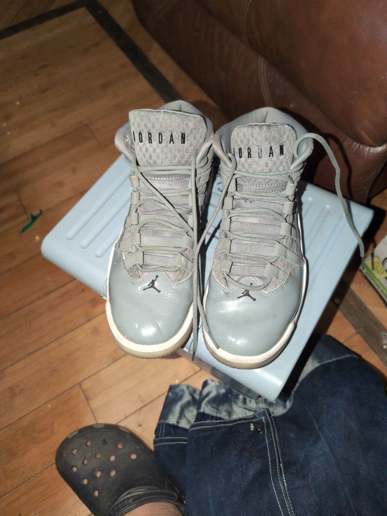 Size 8 Jordan Max Aura Cool Grey/White