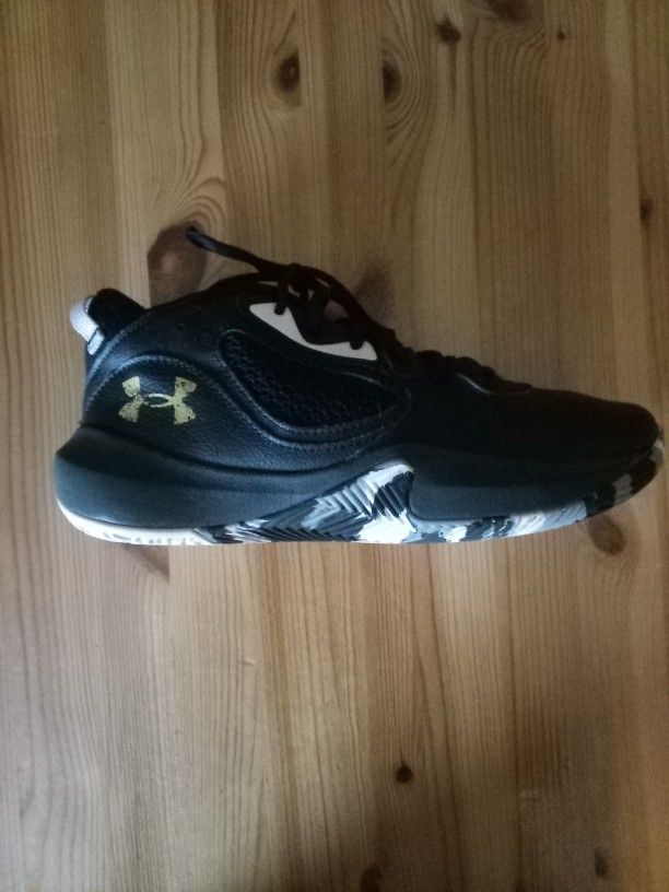 Under armour Shoes 👟 size 6Y