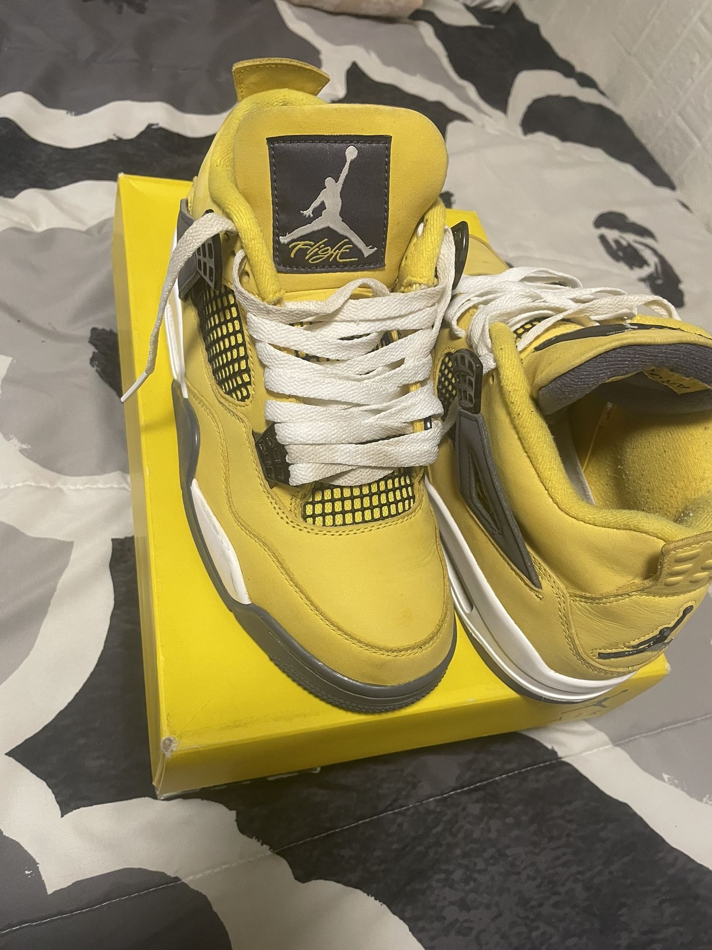 Air Jordan 4s yellow Thunder| Size 8 men, 9.5 Women