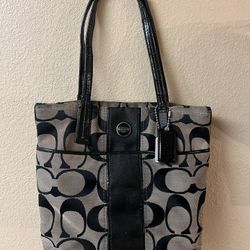 ***Classic Coach Logo Handbag****