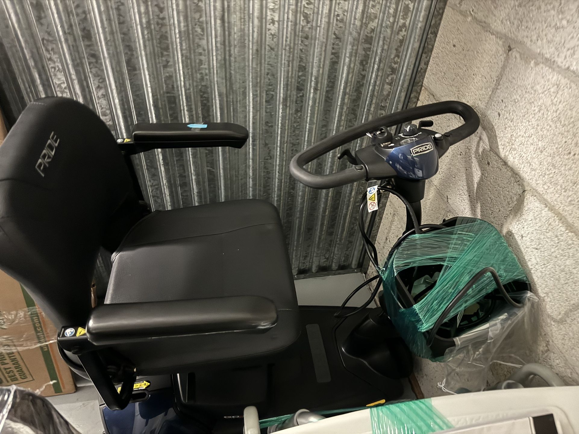 Pride never used perfect condition wheelchair/scooter