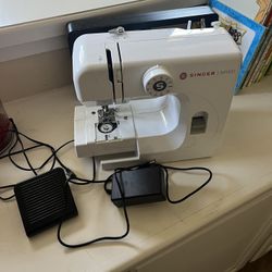 Sewing machine Singer