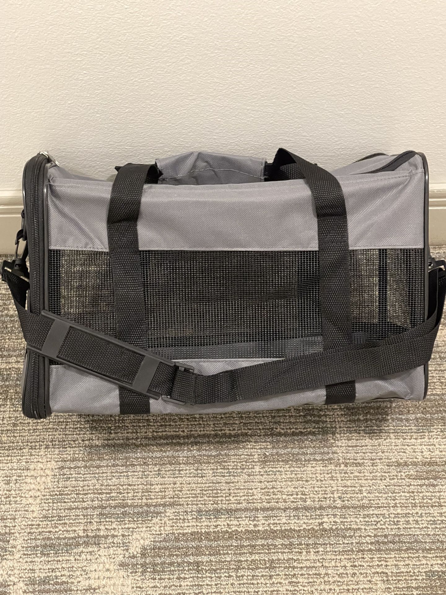 Like-New!! SMALL PET CARRY BAG (15.5" x 8" x 10") - firm price
