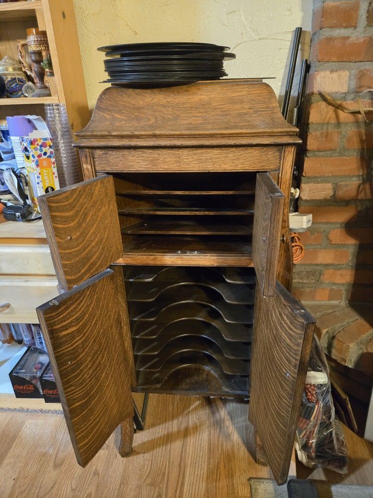 VTG Victor Victrola Talking Machine & 27 Records