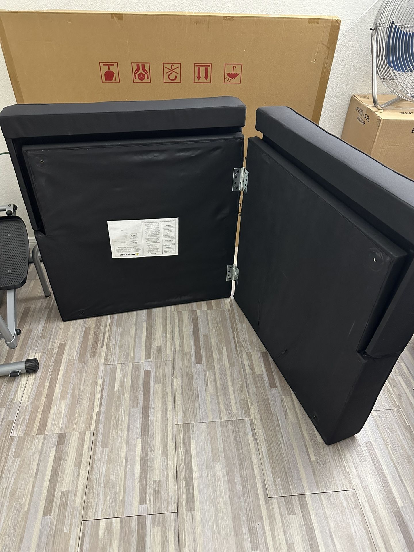 Futon Like New Legs Are In The Hide A Pocket