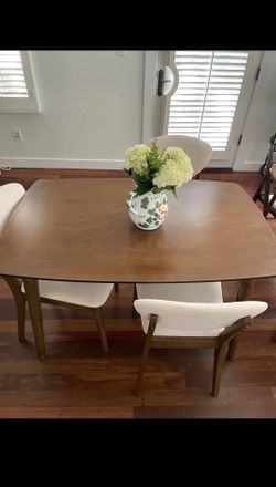 Dining table and https://offerup.com/redirect/?o=Y2hhaXJzLkRlbGl2ZXJ5 available