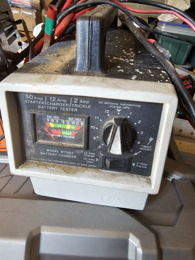 Vintage Battery Charger SCHAUER MT6N1 50/12/2 ampères 12 volts
Charger With Engine Starter