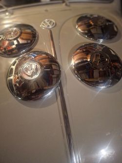 Vw 4 lug Hubcaps Exellent Condition Firm
