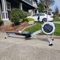 Concept 2 Concept2 Rowing Machine Model D (WHITE)  with PM 5  - LIKE BRAND NEW 