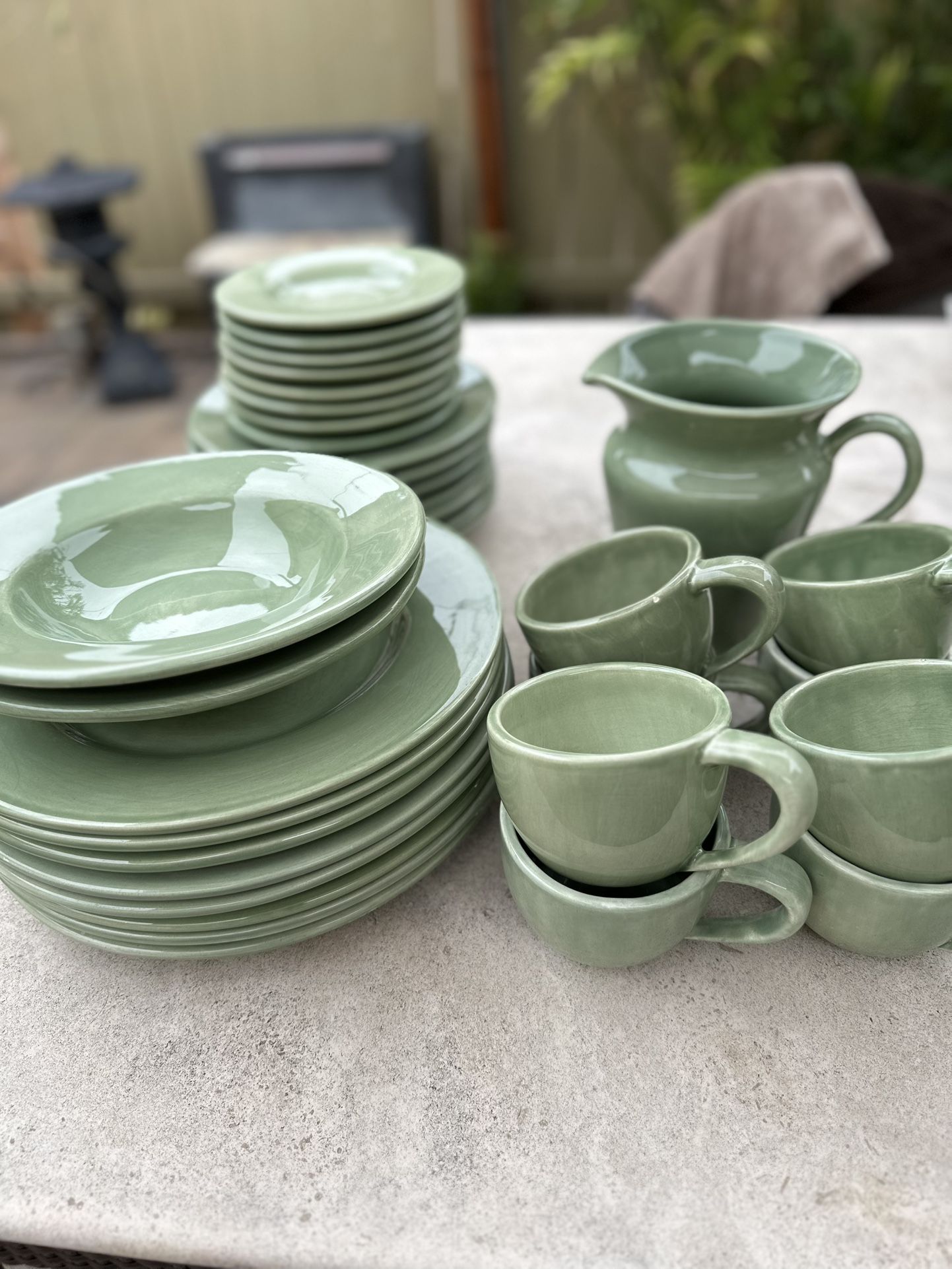 Pottery Barn Dinnerware Set (33 Pieces)  8 dinner plates, 7 salad plates, 8 appetizer plates, 2 deep dish bowls, 8 mugs, 600 value