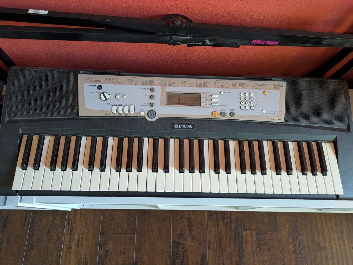Yamaha PSR-E203 61 Key Keyboard W/Stand