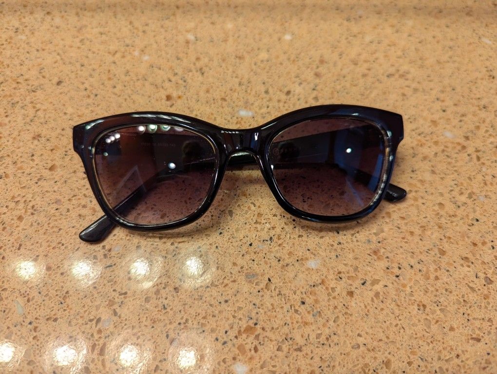 Ivanka Trump Sunglasses Frame Color Black Lens Color Smokey In Excellent Condition Asking $20  Our Best Offer