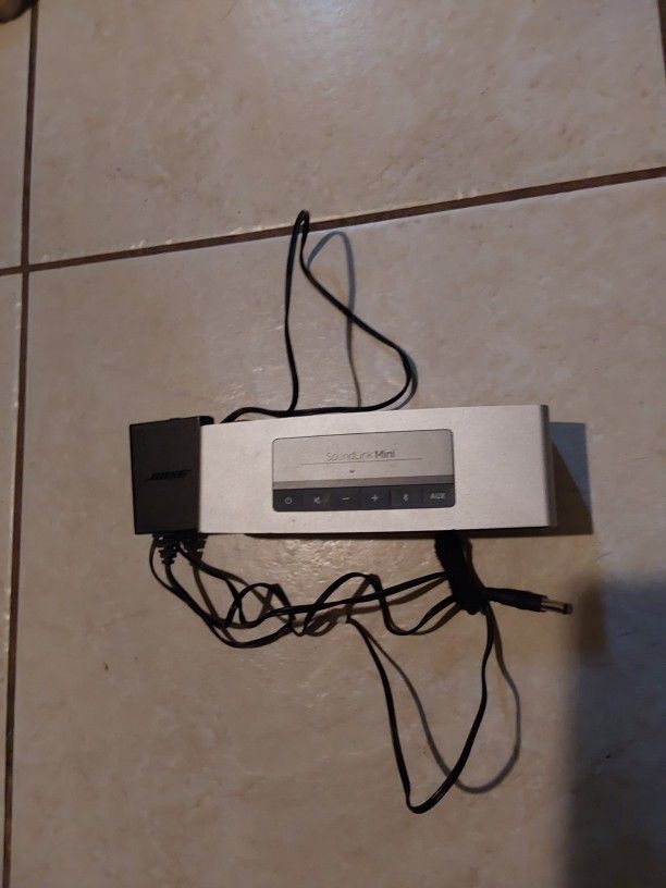BOSE SOUNDLINK  MINI  WITH ITS  CHARGER AND CASE, GREAT SOUND 