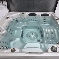 6 Person Hot Tub runs great! 